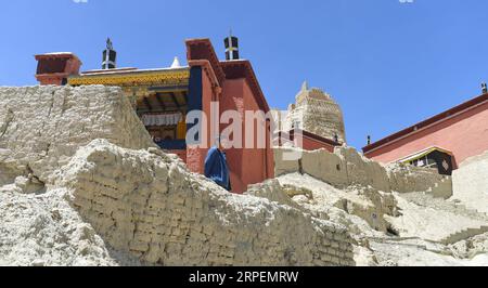 (190901) -- NGARI, 1. September 2019 (Xinhua) -- Basang Cering steht vor einem reparierten Palast bei den Reliquien des Königreichs Guge in der Präfektur Zanda County of Ngari, der autonomen Region Tibet im Südwesten Chinas, 30. Juli 2019. Jedes Jahr besuchen etwa 100.000 Menschen die Ruinen eines geheimnisvollen antiken Königreichs im Westen Tibets. Die meisten sind Touristen, die kurz durchfahren, aber nicht Basang Cering. Der 30-jährige Mann bewahrt seit 2013 die Reliquien des Königreichs Guge im Zanda County, Präfektur Ngari, der autonomen Region Tibet im Südwesten Chinas. Er studierte eine traditionelle tibetanische Maltechnik namens Ta Stockfoto