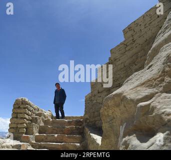 (190901) -- NGARI, 1. Sept. 2019 (Xinhua) -- Basang Cering überprüft die Ruinen des Königreichs Guge in der Präfektur Zanda County of Ngari, der autonomen Region Tibet im Südwesten Chinas, 30. Juli 2019. Jedes Jahr besuchen etwa 100.000 Menschen die Ruinen eines geheimnisvollen antiken Königreichs im Westen Tibets. Die meisten sind Touristen, die kurz durchfahren, aber nicht Basang Cering. Der 30-jährige Mann bewahrt seit 2013 die Reliquien des Königreichs Guge im Zanda County, Präfektur Ngari, der autonomen Region Tibet im Südwesten Chinas. Er studierte eine traditionelle tibetanische Maltechnik namens Thangka an der Tibet University, A Stockfoto