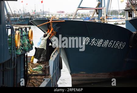 (190901) -- RIZHAO, 1. September 2019 -- Fischer bereiten sich darauf vor, den Hafen für die Fischerei in Rizhao, Ostchinesische Provinz Shandong, 1. September 2019, zu verlassen. Das jährliche Sommerfangverbot, das am 1. Mai im Gelben Meer und im Bohai-Meer verhängt wurde, endete am Sonntag. ) CHINA-SHANDONG-RIZHAO-FISHING SEASON (CN) WANGXKAI PUBLICATIONXNOTXINXCHN Stockfoto