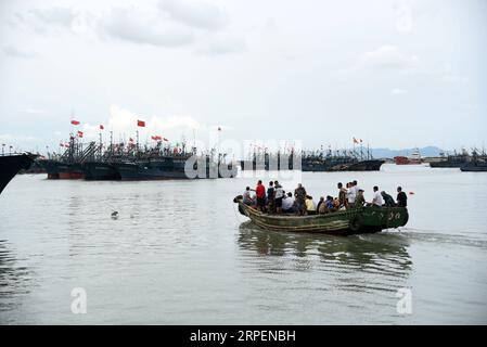 (190901) -- RIZHAO, 1. September 2019 -- Fischer bereiten sich darauf vor, den Hafen für die Fischerei in Rizhao, Ostchinesische Provinz Shandong, 1. September 2019, zu verlassen. Das jährliche Sommerfangverbot, das am 1. Mai im Gelben Meer und im Bohai-Meer verhängt wurde, endete am Sonntag. ) CHINA-SHANDONG-RIZHAO-FISHING SEASON (CN) WANGXKAI PUBLICATIONXNOTXINXCHN Stockfoto