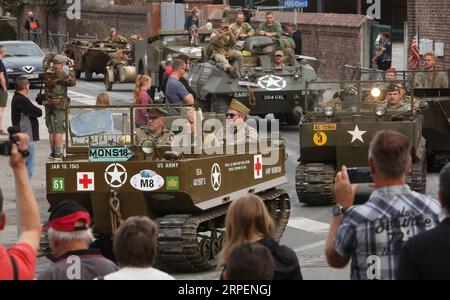 (190901) -- MONS (BELGIEN), 1. September 2019 -- Militärfahrzeuge werden während einer Parade anlässlich des 75. Jahrestages der Befreiung Brüssels in Mons, Belgien, am 1. September 2019 gesehen. Die alliierten Truppen befreiten Brüssel 1944 während des Zweiten Weltkriegs von der deutschen Besatzung. BELGIEN-MONS-WWII-BEFREIUNGSJUBILÄUM WangxXiaojun PUBLICATIONxNOTxINxCHN Stockfoto