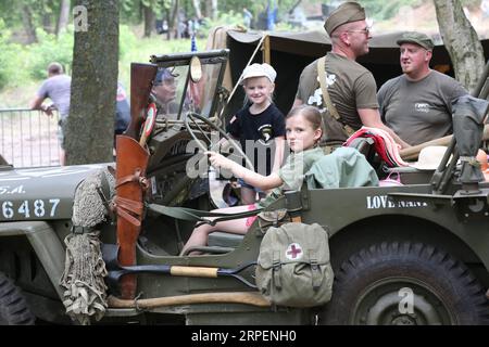 (190901) -- MONS (BELGIEN), 1. September 2019 -- Ein Mädchen posiert für Fotos auf einem Militärfahrzeug während einer Parade anlässlich des 75. Jahrestages der Befreiung Brüssels in Mons, Belgien, am 1. September 2019. Die alliierten Truppen befreiten Brüssel 1944 während des Zweiten Weltkriegs von der deutschen Besatzung. BELGIEN-MONS-WWII-BEFREIUNGSJUBILÄUM WangxXiaojun PUBLICATIONxNOTxINxCHN Stockfoto