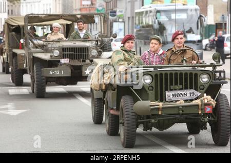 (190901) -- MONS (BELGIEN), 1. September 2019 -- Militärfahrzeuge werden während einer Parade anlässlich des 75. Jahrestages der Befreiung Brüssels in Mons, Belgien, am 1. September 2019 gesehen. Die alliierten Truppen befreiten Brüssel 1944 während des Zweiten Weltkriegs von der deutschen Besatzung. BELGIEN-MONS-WWII-BEFREIUNGSJUBILÄUM WangxXiaojun PUBLICATIONxNOTxINxCHN Stockfoto