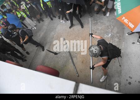 (190901) -- HONG KONG, 1. September 2019 -- radikale Demonstranten vandalisieren Feuerlöschausrüstung am Hong Kong International Airport im südchinesischen Hong Kong, 1. September 2019. Eine große Gruppe radikaler Demonstranten Griff Sicherheitskordonleitungen an, beschädigte Anlagen und unterbrach am Sonntag den Betrieb des Internationalen Flughafens von Hongkong. Die Demonstranten versammelten sich um 13:00 Uhr Ortszeit an den Bushaltestellen des Flughafenterminals. Gegen 14:00 Uhr begannen die radikalen Demonstranten, mit Wasser gefüllte Barrieren aufzuladen, Laserstrahlen auf die Mitarbeiter der Flughafenbehörde zu richten und Straßen mit Trolleys an zu blockieren Stockfoto