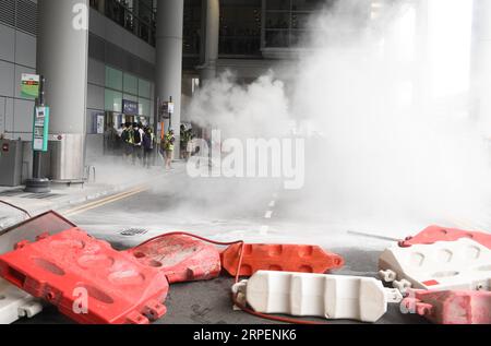 (190901) -- HONG KONG, 1. September 2019 -- radikale Demonstranten errichten Barrikaden am Hong Kong International Airport im südchinesischen Hong Kong, 1. September 2019. Eine große Gruppe radikaler Demonstranten Griff Sicherheitskordonleitungen an, beschädigte Anlagen und unterbrach am Sonntag den Betrieb des Internationalen Flughafens von Hongkong. Die Demonstranten versammelten sich um 13:00 Uhr Ortszeit an den Bushaltestellen des Flughafenterminals. Gegen 14:00 Uhr begannen die radikalen Demonstranten, mit Wasser gefüllte Barrieren aufzuladen, Laserstrahlen auf die Mitarbeiter der Flughafenbehörde zu richten und Straßen mit Trolleys und Mühlenbarrieren zu blockieren. Stockfoto