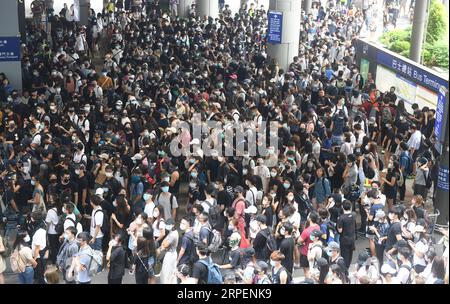 (190901) -- HONG KONG, 1. September 2019 -- radikale Demonstranten blockieren den Ausgang zum Busbahnhof am Hong Kong International Airport im südchinesischen Hong Kong, 1. September 2019. Eine große Gruppe radikaler Demonstranten Griff Sicherheitskordonleitungen an, beschädigte Anlagen und unterbrach am Sonntag den Betrieb des Internationalen Flughafens von Hongkong. Die Demonstranten versammelten sich um 13:00 Uhr Ortszeit an den Bushaltestellen des Flughafenterminals. Gegen 14:00 Uhr begannen die radikalen Demonstranten, mit Wasser gefüllte Barrieren aufzuladen, Laserstrahlen auf die Mitarbeiter der Flughafenbehörde zu richten und Straßen mit Trolleys und m zu blockieren Stockfoto