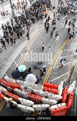 (190901) -- HONG KONG, 1. September 2019 -- radikale Demonstranten errichten Barrikaden am Hong Kong International Airport im südchinesischen Hong Kong, 1. September 2019. Eine große Gruppe radikaler Demonstranten Griff Sicherheitskordonleitungen an, beschädigte Anlagen und unterbrach am Sonntag den Betrieb des Internationalen Flughafens von Hongkong. Die Demonstranten versammelten sich um 13:00 Uhr Ortszeit an den Bushaltestellen des Flughafenterminals. Gegen 14:00 Uhr begannen die radikalen Demonstranten, mit Wasser gefüllte Barrieren aufzuladen, Laserstrahlen auf die Mitarbeiter der Flughafenbehörde zu richten und Straßen mit Trolleys und Mühlenbarrieren zu blockieren. Stockfoto