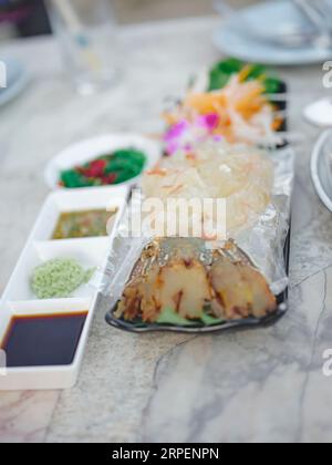 Hummer Sashimi mit Wasabi , THAILAND Street Seafood . Stockfoto