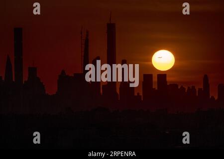 (190902) -- PEKING, 2. Sept. 2019 -- Sonnenuntergang über Manhattan ist vom Arthur Ashe Stadium in Queens, New York, USA, 30. August 2019 abgebildet. ) XINHUA FOTOS DES TAGES LixMuzi PUBLICATIONxNOTxINxCHN Stockfoto