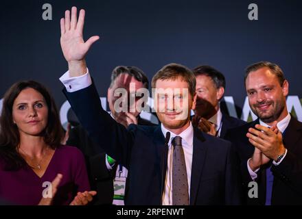 News Themen der Woche kW 36 News Bilder des Tages 190902 -- DRESDEN, 2. September 2019 Xinhua -- Michael Kretschmer C, CDU-Kandidat und sächsischer Ministerpräsident, begrüßt seine Anhänger nach der ersten Vorhersage der Kommunalwahl in Dresden am 1. September 2019. Bundeskanzlerin Angela Merkels CDU stand mit 32 Prozent an der Spitze der sächsischen Landtagswahl, während die rechtsextreme Parteialternative für Deutschland AfD laut Ausstiegswahlen großen Gewinn machte. Foto von Kevin Voigt/Xinhua DEUTSCHLAND-SACHSEN-DRESDE Stockfoto