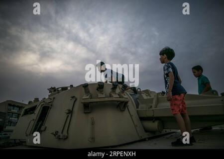 (190902) -- PEKING, 2. September 2019 -- libysche Kinder spielen am 1. September 2019 auf zerstörten Panzern in Misrata, etwa 200 Kilometer östlich von Tripoli, Libyen. (Foto von /XINHUA) XINHUA FOTOS DES TAGES AmruxSalahuddien PUBLICATIONxNOTxINxCHN Stockfoto