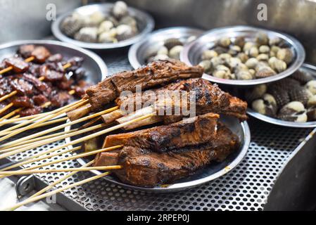 Gegrillte rindfleischrippchen bbq im Jalan Alor Street Food in Kuala Lumpur Stockfoto