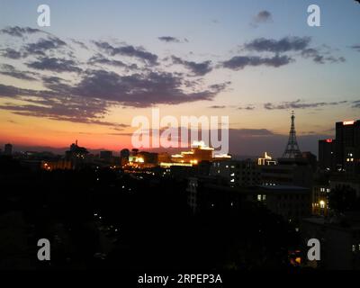 (190902) -- PEKING, 2. Sept. 2019 -- Mobile Foto zeigt Sonnenuntergänge in Peking, Hauptstadt von China, 1. Sept. 2019. ) (BeijingCandid)CHINA-BEIJING-SUNSET(CN) LuoxXin PUBLICATIONxNOTxINxCHN Stockfoto