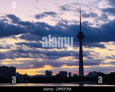 (190902) -- PEKING, 2. September 2019 -- Mobile Foto zeigt Sonnenuntergänge in der Nähe des zentralen Fernsehturms in Peking, Hauptstadt von China, 29. August 2019. ) (BeijingCandid)CHINA-BEIJING-SUNSET(CN) PanxSiwei PUBLICATIONxNOTxINxCHN Stockfoto