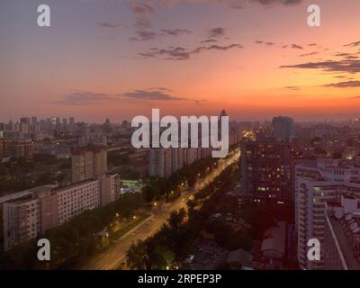 (190902) -- PEKING, 2. September 2019 -- Mobile Foto zeigt Sonnenuntergänge in der Nähe von Xuanwumen in Peking, Hauptstadt von China, 1. September 2019. ) (BeijingCandid)CHINA-BEIJING-SUNSET(CN) DingxXu PUBLICATIONxNOTxINxCHN Stockfoto