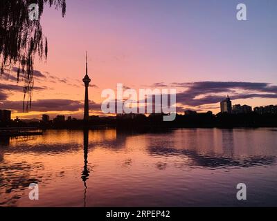 (190902) -- PEKING, 2. September 2019 -- Mobile Foto zeigt Sonnenuntergänge in der Nähe des zentralen Fernsehturms in Peking, Hauptstadt von China, 29. August 2019. ) (BeijingCandid)CHINA-BEIJING-SUNSET(CN) PanxSiwei PUBLICATIONxNOTxINxCHN Stockfoto