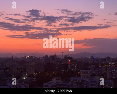 (190902) -- PEKING, 2. September 2019 -- Mobile Foto zeigt Sonnenuntergänge in der Nähe von Xuanwumen in Peking, Hauptstadt von China, 1. September 2019. ) (BeijingCandid)CHINA-BEIJING-SUNSET(CN) DingxXu PUBLICATIONxNOTxINxCHN Stockfoto