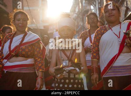 (190902) -- PEKING, 2. September 2019 -- Ein Devotee hält Öllampen und führt am 22. August 2019, einen Tag vor dem Krishna Janmasthami Festival, eine Ritualparade in Bhaktapur, Nepal, durch. (Foto von /Xinhua) Porträts von August 2019 sulavxshrestha PUBLICATIONxNOTxINxCHN Stockfoto