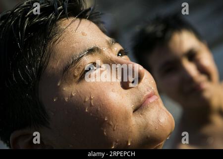 (190902) -- PEKING, 2. September 2019 -- Kinder kühlen sich im Wasser in Shahr-e Rey, südlich von Teheran, Iran, 28. August 2019 ab. (Foto von /Xinhua) Porträts von August 2019 AhmadxHalabisaz PUBLICATIONxNOTxINxCHN Stockfoto