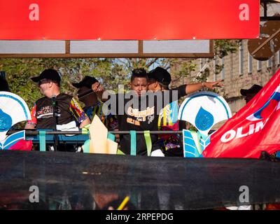 Barranquilla, Atlantico, Kolumbien - 18. Februar 2023: Kolumbianische Männer singen und spielen Musik bei der Karnevalsparade Stockfoto