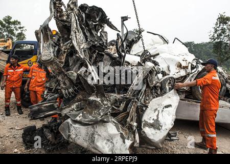 (190902) -- WEST JAVA, 2. September 2019 -- Offiziere bewegen das Wrack von Fahrzeugen nach einem Mautunfall in Cipularang, West Java, Indonesien, 2. September 2019 vom Einsatzort. Sechs Menschen wurden getötet und Dutzende wurden bei einem Unfall mit mehreren Fahrzeugen verletzt, an dem Autos, LKWs und Busse auf einer Mautstraße in Cipularang beteiligt waren, sagte ein Polizeibeamter. (Foto: /Xinhua) INDONESIEN-WEST JAVA-MAUT-VERKEHRSUNFALL-NACHWIRKUNGEN RezaxEstily PUBLICATIONxNOTxINxCHN Stockfoto