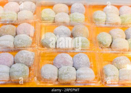 Viele Erdnussmochi auf dem Nachtmarkt Jalan Alor in Kuala Lumpur Stockfoto
