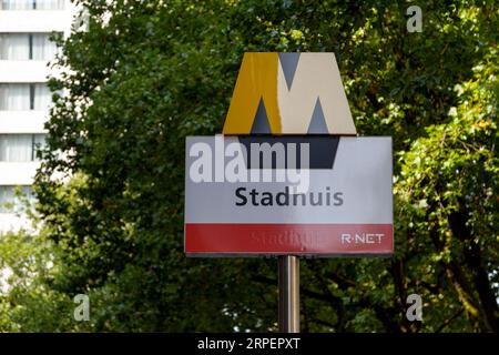 Rotterdam, Niederlande - August 26 2017: Zeichen der Rotterdam Metro (Niederländisch: Rotterdamse Metro), eines in Rotterdam und surr betriebenen Nahverkehrssystems Stockfoto