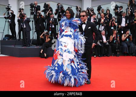 (190903) -- VENEDIG, 3. September 2019 -- Model und Schauspielerin Zara Mohamed Abdulmajid (L), bekannt als Iman, posiert auf dem roten Teppich während des 76. Internationalen Filmfestivals in Venedig, Italien, 28. August 2019. Stars nehmen an der Veranstaltung in hochmodernen Kostümen Teil. ) ITALIEN-VENEDIG-FILM FESTIVAL-ROTER TEPPICH-MODE ZHANGXCHENG PUBLICATIONXNOTXINXCHN Stockfoto