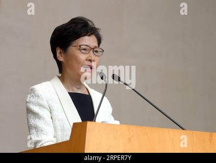 (190903) -- HONGKONG, 3. September 2019 -- Chief Executive der chinesischen Sonderverwaltungsregion Hongkong (HKSAR) Carrie Lam spricht auf einer Pressekonferenz in Hongkong, Südchina, 3. September 2019. Angesichts der Eskalation der Gewalt in Hongkong teilen die Mehrheit der Menschen in Hongkong und die Regierung der HKSAR die Priorität, die Gewalt zu stoppen und die Ruhe in der Gesellschaft Hongkongs wiederherzustellen, sagte Lam. Um dieses Ziel zu erreichen, müsse die Rechtsstaatlichkeit bei der Bekämpfung illegaler Handlungen gewahrt werden, sagte Lam und fügte hinzu, dass der Dialog mit allen Gesellschaftsschichten in Hongkong, insbesondere mit der jungen Generation, der beste Weg sei, um ch zu erreichen Stockfoto