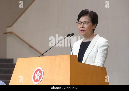 News Bilder des Tages (190903) -- HONG KONG, 3. September 2019 -- Chief Executive of China s Hong Kong Special Administrative Region (HKSAR) Carrie Lam spricht auf einer Pressekonferenz in Hong Kong, Südchina, 3. September 2019. Angesichts der Eskalation der Gewalt in Hongkong teilen die Mehrheit der Menschen in Hongkong und die Regierung der HKSAR die Priorität, die Gewalt zu stoppen und die Ruhe in der Gesellschaft Hongkongs wiederherzustellen, sagte Lam. Um das Ziel zu erreichen, müsse die Rechtsstaatlichkeit bei der Bekämpfung illegaler Handlungen gewahrt werden, fügte Lam hinzu, dass der Dialog mit allen Gesellschaftsschichten in Hongkong, insbesondere mit der jungen Generation, Stockfoto