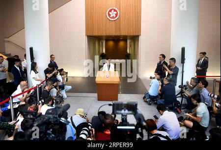 (190903) -- HONGKONG, 3. September 2019 -- Chief Executive der chinesischen Sonderverwaltungsregion Hongkong (HKSAR) Carrie Lam spricht auf einer Pressekonferenz in Hongkong, Südchina, 3. September 2019. Angesichts der Eskalation der Gewalt in Hongkong teilen die Mehrheit der Menschen in Hongkong und die Regierung der HKSAR die Priorität, die Gewalt zu stoppen und die Ruhe in der Gesellschaft Hongkongs wiederherzustellen, sagte Lam. Um dieses Ziel zu erreichen, müsse die Rechtsstaatlichkeit bei der Bekämpfung illegaler Handlungen gewahrt werden, sagte Lam und fügte hinzu, dass der Dialog mit allen Gesellschaftsschichten in Hongkong, insbesondere mit der jungen Generation, der beste Weg sei, um ch zu erreichen Stockfoto