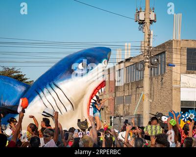 Barranquilla, Atlantico, Kolumbien - 18. Februar 2023: Shark-Shaped Float, with a Model Inside winking to the crowd Stockfoto