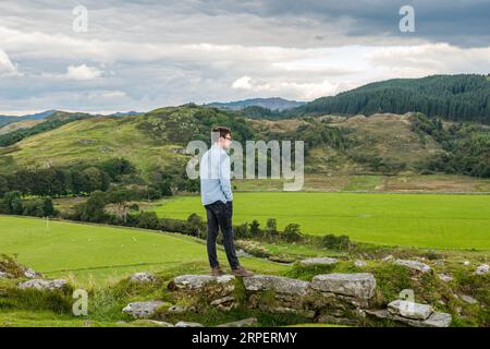 Mann mit Blick von Dunadd Hill Fort, Kilmartin Glen, Argyll, Schottland, Großbritannien Stockfoto