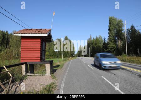 (190903) -- HELSINKI, 3. September 2019 -- Foto vom 1. September 2019 zeigt ein kleines Museum, das aus einer Milchplattform im Dorf Velaatta in der Nähe von Tampere, Südfinnland, umgewandelt wurde. Das Museum war früher eine Milchplattform, auf der finnische Leute die vollen Dosen Milch aushändigten und auf Lastwagen warteten, um sie für die Molkerei zu sammeln. Das Museum, das vom 18. Juni bis 1. Oktober jedes Jahr kostenlos für die Öffentlichkeit zugänglich ist, steht für harte Arbeit und sozialen Wandel in Finnland. Eine Frage darüber, was glückliches Leben ist, wurde während einer laufenden Aktivität im Museum aufgeworfen und die Besucher schrieben ihre Antworten auf Notizen und hinterließen sie mir Stockfoto