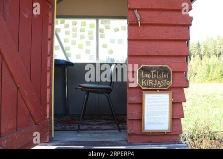 190903 -- HELSINKI, 3. September 2019 -- Foto vom 1. September 2019 zeigt ein kleines Museum, das aus einer Milchplattform im Dorf Velaatta in der Nähe von Tampere, Südfinnland, umgewandelt wurde. Das Museum war früher eine Milchplattform, auf der finnische Leute die vollen Dosen Milch aushändigten und auf Lastwagen warteten, um sie für die Molkerei zu sammeln. Das Museum, das vom 18. Juni bis 1. Oktober jedes Jahr kostenlos für die Öffentlichkeit zugänglich ist, steht für harte Arbeit und sozialen Wandel in Finnland. Eine Frage darüber, was glückliches Leben ist, wurde während einer fortlaufenden Aktivität im Museum aufgeworfen und die Besucher haben ihre Antworten auf Notizen geschrieben und hinterlassen Stockfoto