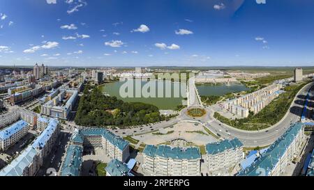 (190903) -- HULUNBUIR, 3. September 2019 -- Luftaufnahme aufgenommen am 29. August 2019 zeigt den Blick auf die Stadt Manzhouli, Nordchinas Autonome Region Innere Mongolei. Hulunbuir, benannt nach Hulun nur und Buir nur, liegt in der nordöstlichen Autonomen Region Innere Mongolei und erstreckt sich über eine Fläche von etwa 253.000 Quadratkilometern. Es beherbergt mehr als 40 ethnische Gruppen, darunter Han, Mongolisch, Daur, Ewenki, Oroqen und Russisch usw. Es bietet wunderschöne Graslandschaften und weitläufige Wälder, darunter mehr als 500 Seen, über 3.000 Flüsse und große Feuchtgebiete. Das Grasland, klares Wasser Stockfoto