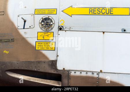 Rettungs- und Schutzdach-Freigabehinweise an der Seite eines Panavia Tornado GR.1T, Kampfjets. Das hier war ein Doppelstock, der zum Trainieren verwendet wurde. Stockfoto