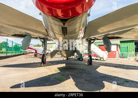 English Electric Lightning F6 im RAF Manston History Museum in Kent. Seltene Sicht auf die Unterseite des Flugzeugs und des Unterwagens. Stockfoto