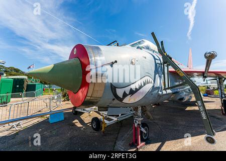 English Electric Lightning F6 im RAF Manston History Museum in Kent. Weitwinkelansicht vom Nasenkonus. Blauer Himmelshintergrund. Stockfoto