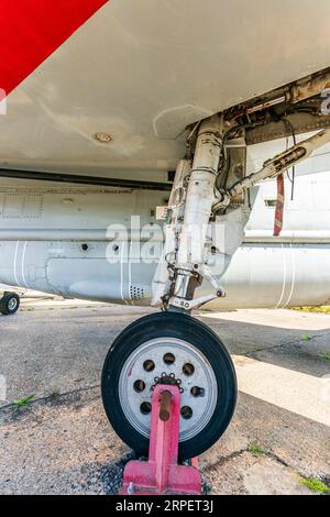 English Electric Lightning F6 im RAF Manston History Museum in Kent. Detail des Hauptunterwagens unter dem Kotflügel. Stockfoto