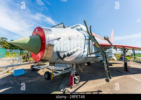 English Electric Lightning F6 im RAF Manston History Museum in Kent. Weitwinkelansicht vom Nasenkonus. Blauer Himmelshintergrund. Stockfoto