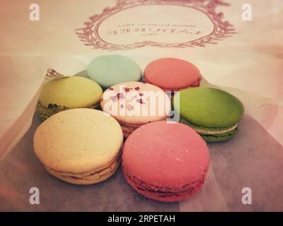 (190904) -- PARIS, 4. September 2019 -- Mobile Foto aufgenommen am 2. Juni 2019 zeigt Macarons in Paris, Frankreich. Macaron ist eine süße Süßigkeit auf Meringue-Basis, die aus Eiweiß, Puderzucker, Mandelpulver und Lebensmittelkleidung hergestellt wird. Früher war es ein aristokratisches Essen und ein Symbol für Luxus in der Geschichte. Macaron ist ein Symbol für französische Desserts und ist heutzutage bei Menschen auf der ganzen Welt beliebt. ) FRANCE-PARIS-MACARON GaoxJing PUBLICATIONxNOTxINxCHN Stockfoto