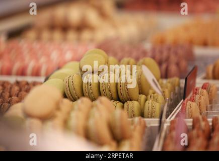 (190904) -- PARIS, 4. September 2019 -- Foto aufgenommen am 30. August 2019 zeigt Macarons in einem Macaronladen Pierre Herme in Paris, Frankreich. Macaron ist eine süße Süßigkeit auf Meringue-Basis, die aus Eiweiß, Puderzucker, Mandelpulver und Lebensmittelkleidung hergestellt wird. Früher war es ein aristokratisches Essen und ein Symbol für Luxus in der Geschichte. Macaron ist ein Symbol für französische Desserts und ist heutzutage bei Menschen auf der ganzen Welt beliebt. ) FRANCE-PARIS-MACARON GaoxJing PUBLICATIONxNOTxINxCHN Stockfoto