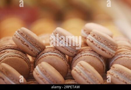 (190904) -- PARIS, 4. September 2019 -- Foto aufgenommen am 30. August 2019 zeigt Macarons in einem Macaronladen Pierre Herme in Paris, Frankreich. Macaron ist eine süße Süßigkeit auf Meringue-Basis, die aus Eiweiß, Puderzucker, Mandelpulver und Lebensmittelkleidung hergestellt wird. Früher war es ein aristokratisches Essen und ein Symbol für Luxus in der Geschichte. Macaron ist ein Symbol für französische Desserts und ist heutzutage bei Menschen auf der ganzen Welt beliebt. ) FRANCE-PARIS-MACARON GaoxJing PUBLICATIONxNOTxINxCHN Stockfoto