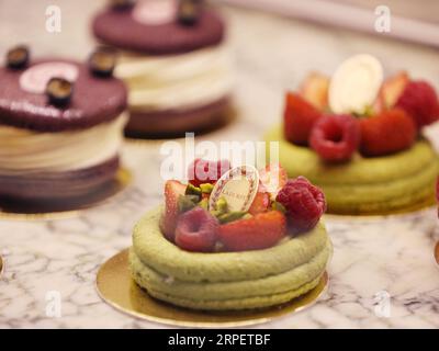 (190904) -- PARIS, 4. September 2019 -- Foto aufgenommen am 3. September 2019 zeigt Macarons in einem französischen Macaronladen Laduree in Paris, Frankreich. Macaron ist eine süße Süßigkeit auf Meringue-Basis, die aus Eiweiß, Puderzucker, Mandelpulver und Lebensmittelkleidung hergestellt wird. Früher war es ein aristokratisches Essen und ein Symbol für Luxus in der Geschichte. Macaron ist ein Symbol für französische Desserts und ist heutzutage bei Menschen auf der ganzen Welt beliebt. ) FRANCE-PARIS-MACARON GaoxJing PUBLICATIONxNOTxINxCHN Stockfoto