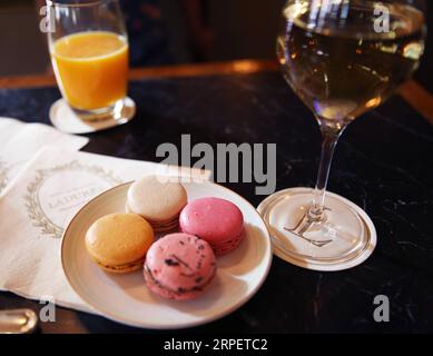 (190904) -- PARIS, 4. September 2019 -- Foto aufgenommen am 3. September 2019 zeigt Macarons in einem französischen Macaronladen Laduree in Paris, Frankreich. Macaron ist eine süße Süßigkeit auf Meringue-Basis, die aus Eiweiß, Puderzucker, Mandelpulver und Lebensmittelkleidung hergestellt wird. Früher war es ein aristokratisches Essen und ein Symbol für Luxus in der Geschichte. Macaron ist ein Symbol für französische Desserts und ist heutzutage bei Menschen auf der ganzen Welt beliebt. ) FRANCE-PARIS-MACARON GaoxJing PUBLICATIONxNOTxINxCHN Stockfoto