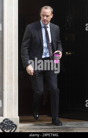 (190904) -- LONDON, 4. September 2019 (Xinhua) -- der britische Außenminister Dominic Raab verlässt die 10 Downing Street nach einer Kabinettssitzung in London, Großbritannien, am 4. September 2019. Die britischen Gesetzgeber haben am Mittwoch für einen Gesetzesentwurf gestimmt, mit dem ein Brexit ohne Deal Ende Oktober gestoppt werden soll, ein zweiter schwerer Schlag für Premierminister Boris Johnson in zwei Tagen. (Foto: Ray Tang/Xinhua) GROSSBRITANNIEN-LONDON-KABINETTSSITZUNG PUBLICATIONxNOTxINxCHN Stockfoto