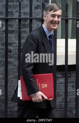 (190904) -- LONDON, 4. September 2019 (Xinhua) -- der britische Unterhausführer Jacob Rees-Mogg verlässt die Downing Street nach einer Kabinettssitzung in London, Großbritannien, am 4. September 2019. Die britischen Gesetzgeber haben am Mittwoch für einen Gesetzesentwurf gestimmt, mit dem ein Brexit ohne Deal Ende Oktober gestoppt werden soll, ein zweiter schwerer Schlag für Premierminister Boris Johnson in zwei Tagen. (Foto: Ray Tang/Xinhua) GROSSBRITANNIEN-LONDON-KABINETTSSITZUNG PUBLICATIONxNOTxINxCHN Stockfoto