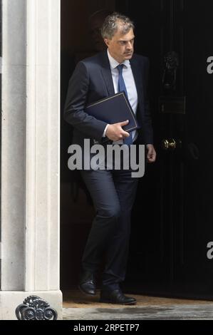 (190904) -- LONDON, 4. September 2019 (Xinhua) -- der britische Staatssekretär für Nordirland Julian Smith verlässt die 10 Downing Street nach einer Kabinettssitzung in London, Großbritannien, am 4. September 2019. Die britischen Gesetzgeber haben am Mittwoch für einen Gesetzesentwurf gestimmt, mit dem ein Brexit ohne Deal Ende Oktober gestoppt werden soll, ein zweiter schwerer Schlag für Premierminister Boris Johnson in zwei Tagen. (Foto: Ray Tang/Xinhua) GROSSBRITANNIEN-LONDON-KABINETTSSITZUNG PUBLICATIONxNOTxINxCHN Stockfoto