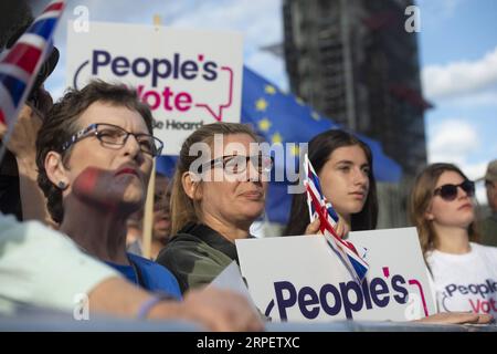 (190904) -- LONDON, 4. September 2019 (Xinhua) -- Demonstranten versammeln sich am 4. September 2019 vor den Parlamentshäusern in London, Großbritannien. Der britische Gesetzgeber lehnte am Mittwoch einen Antrag von Premierminister Boris Johnson ab, der eine Parlamentswahl am 15. Oktober forderte, was dem Premierminister, der am 31. Oktober versprach, sein Land mit oder ohne Abkommen aus der Europäischen Union zu nehmen, einen weiteren Schlag versetzt. (Foto von Ray Tang/Xinhua) GROSSBRITANNIEN-LONDON-DEMONSTRATION PUBLICATIONxNOTxINxCHN Stockfoto
